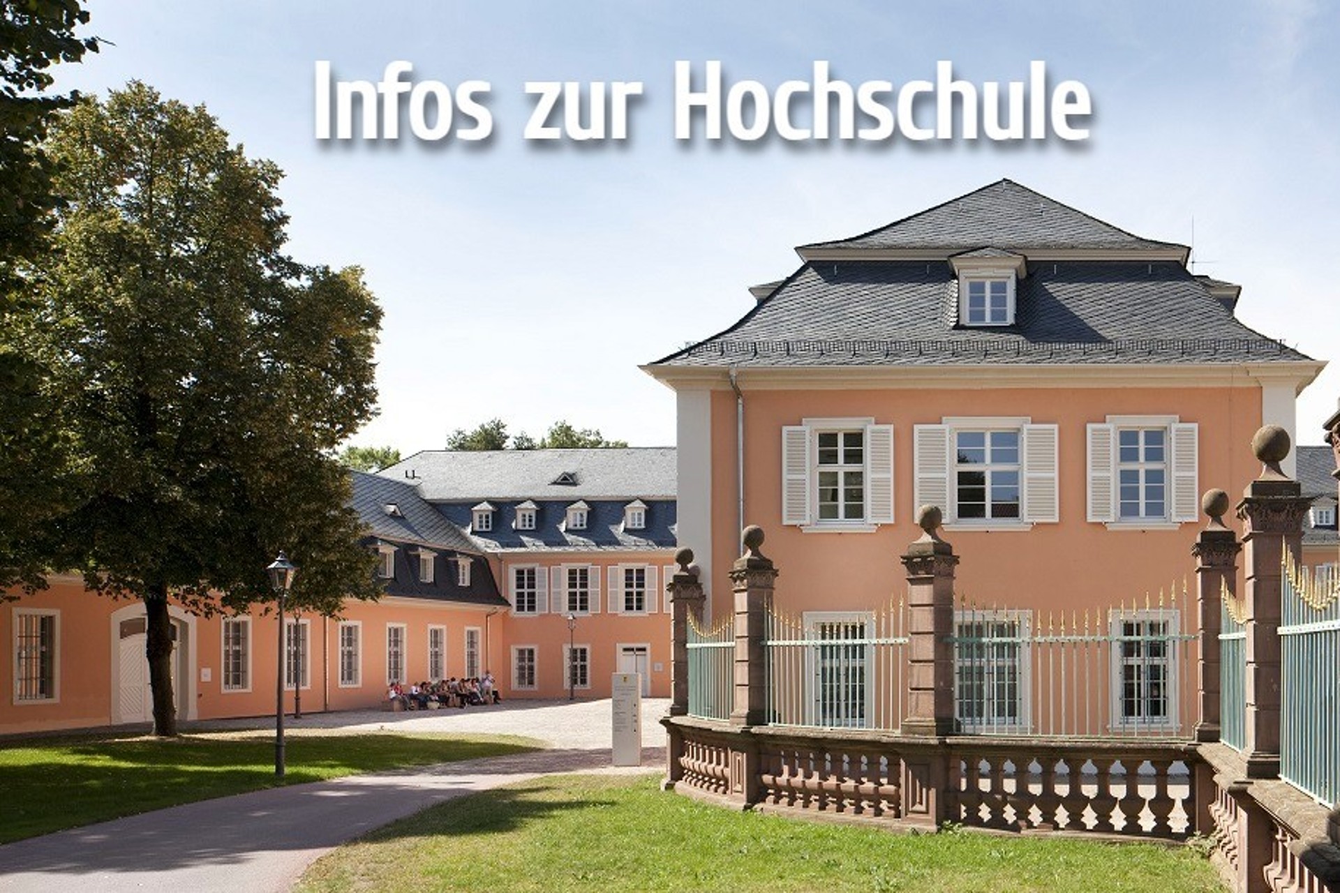 Das Bild zeigt eine Außenansicht des Lehrgangsgebäudes der HfR Schwetzingen am Studienort Schwetzingen und beinhaltet einen Link zur Seite „Die Hochschule“.