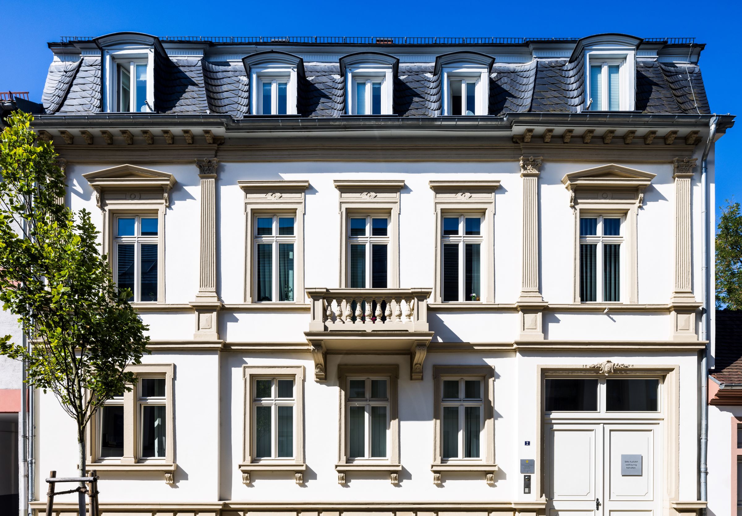 Das Bild zeigt das Verwaltungsgebäude der HfR Schwetzingen am Studienort Schwetzingen