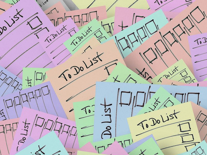 Das Bild zeigt viele verschiedenfarbige Zettel welche alle mit To Do List überschrieben sind.