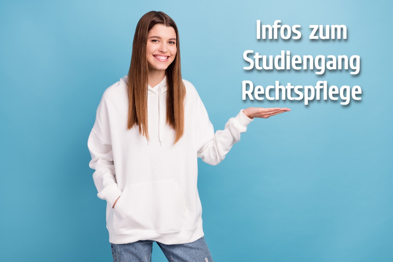 Das Bild zeigt eine junge Frau vor hellblauem Hintergrund und beinhaltet einen Link zur Seite „Studiengang Diplom Rechtspfleger/in (FH)