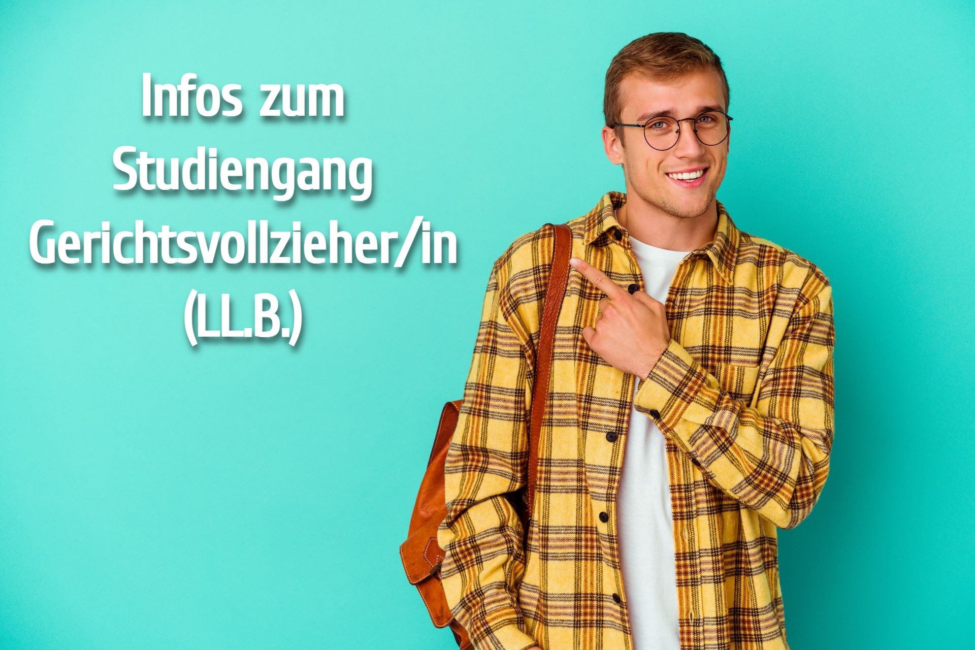 Das Bild zeigt einen jungen Mann vor einem türkisfarbenen Hintergrund und beinhaltet einen Link zur Seite „Studiengang Gerichtsvollzieher/in (LL.B.)