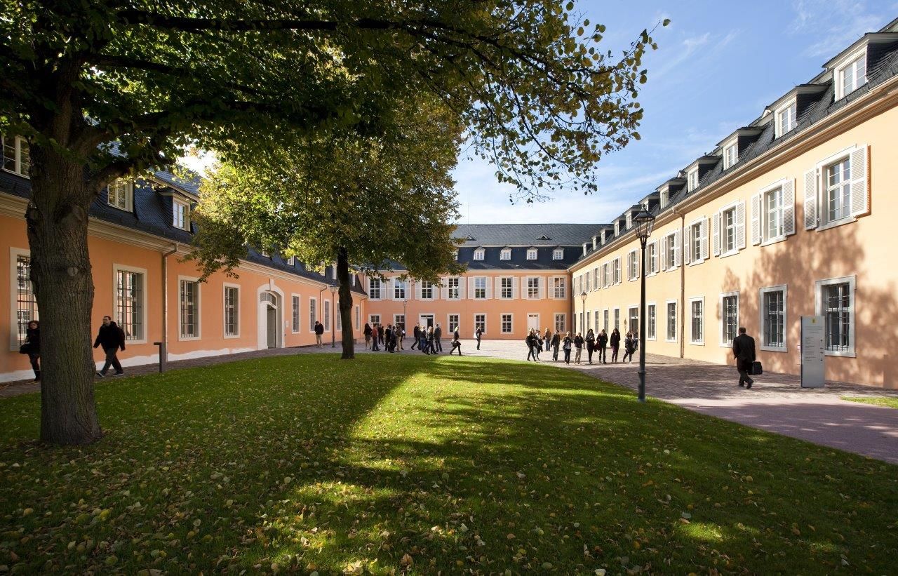 Das Bild zeigt den Innenhof der HfR Schwetzingen am Studienort Schwetzingen.