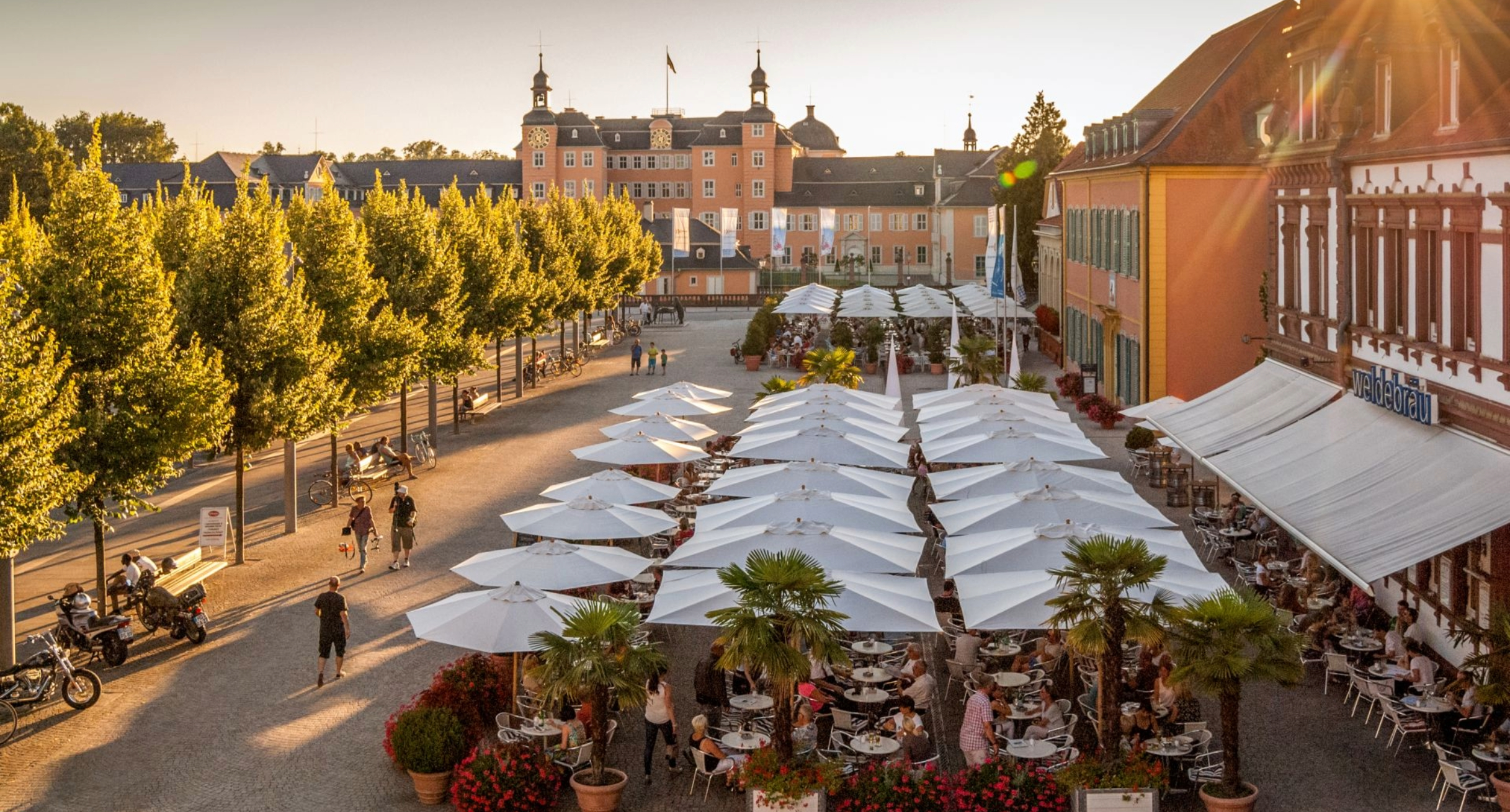 Schwetzinger Schlossplatz Blick zum Schloss,