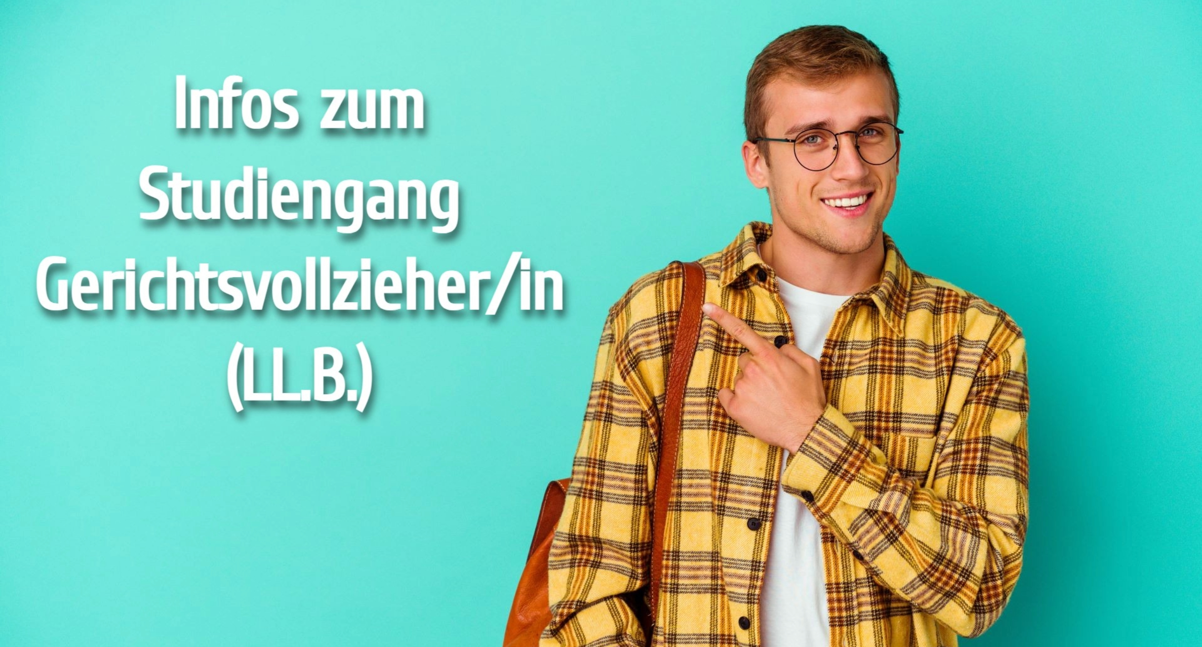 Junger Mann vor einem türkisfarbenen Hintergrund der auf den Text „Infos zum Studiengang Gerichtsvollzieher/in (LL.B.)