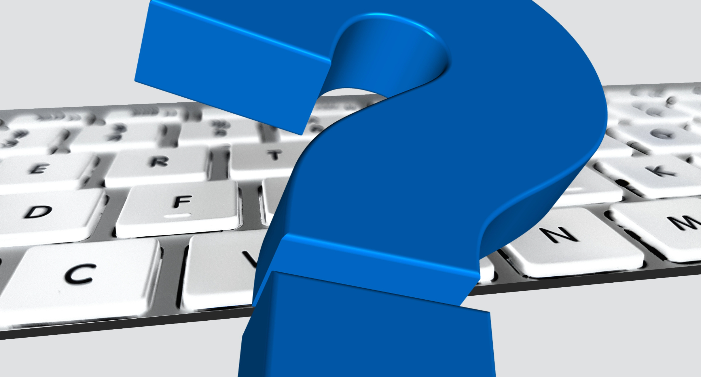 Computertastatur im Hintergrund und ein blaues Fragezeichen im Vordergrund.