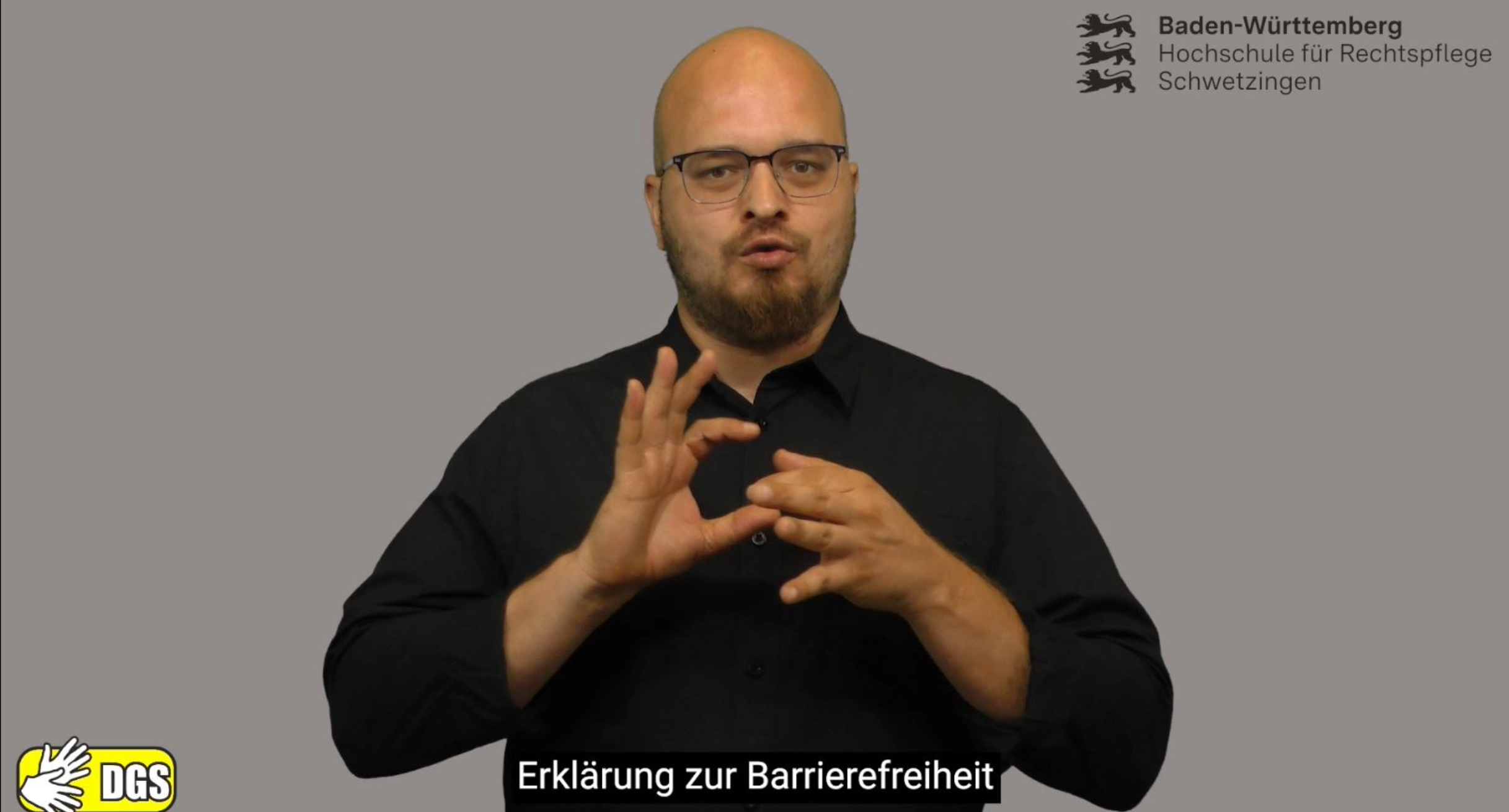 Das Bild zeigt einen männlichen Gebärdendolmetscher und trägt den Untertitel Erklärung zur Barrierefreiheit.