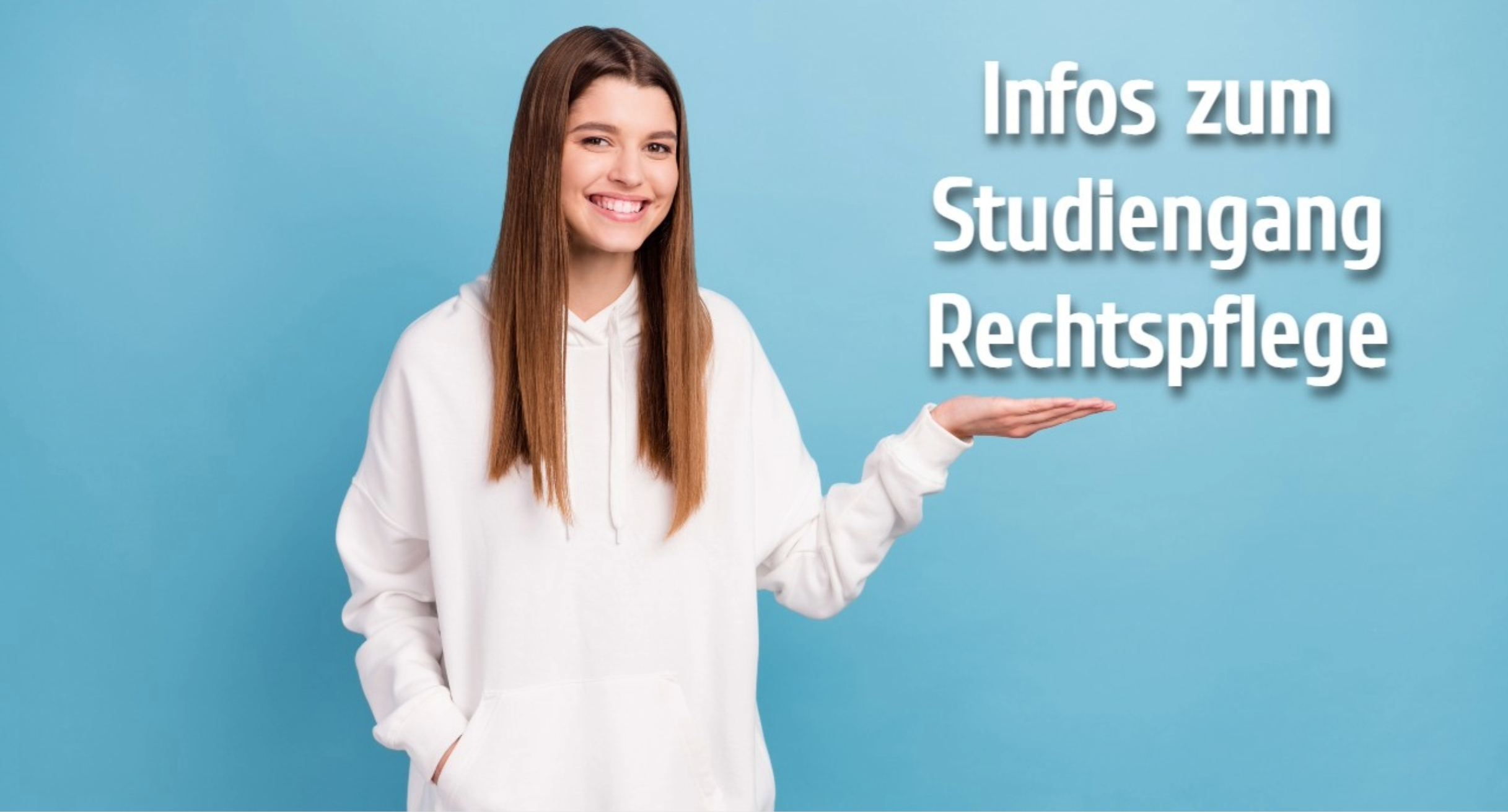 Junge Frau vor hellblauem Hintergrund, die auf den Text „Infos zum Studiengang Rechtspflege“ zeigt.