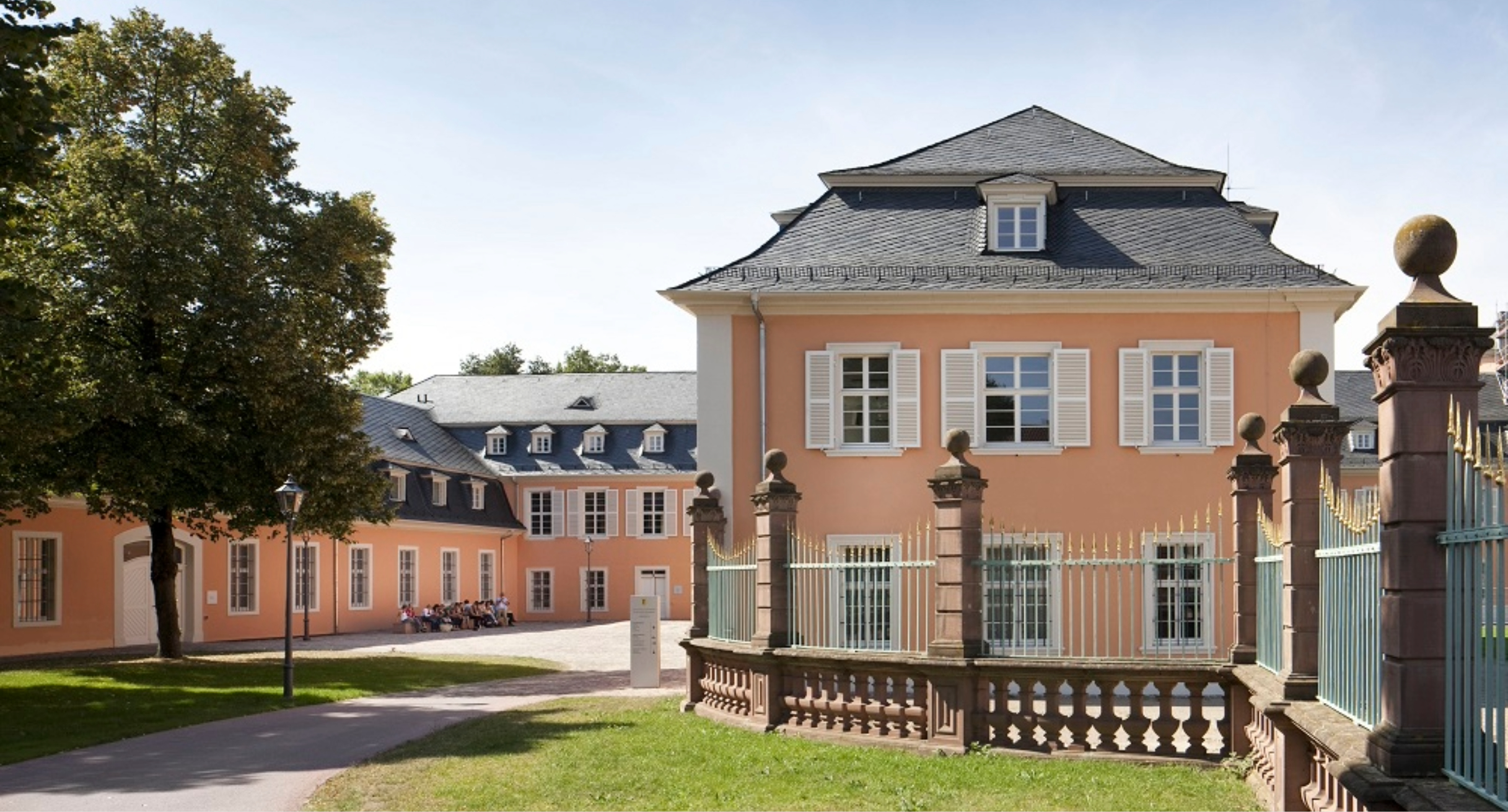 Außenansicht des Lehrgangsgebäudes der HfR Schwetzingen am Studienort Schwetzingen.
