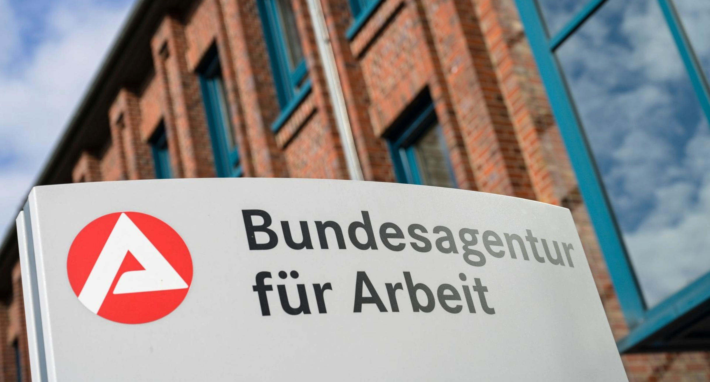 Das Bild zeigt ein Schild mit der Aufschrift 
