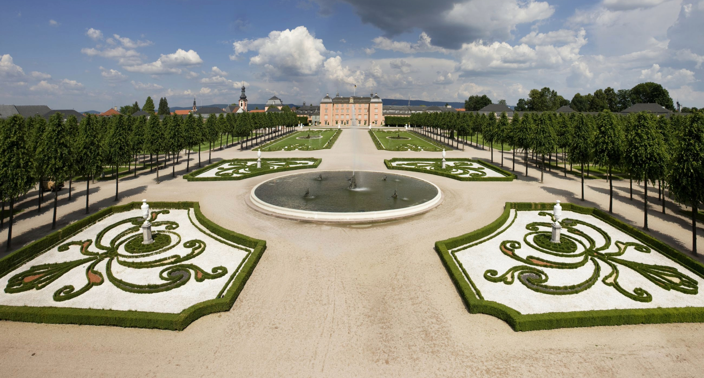 Schwetzinger Schlossgarten mit dem Schloss im Hintergrund.