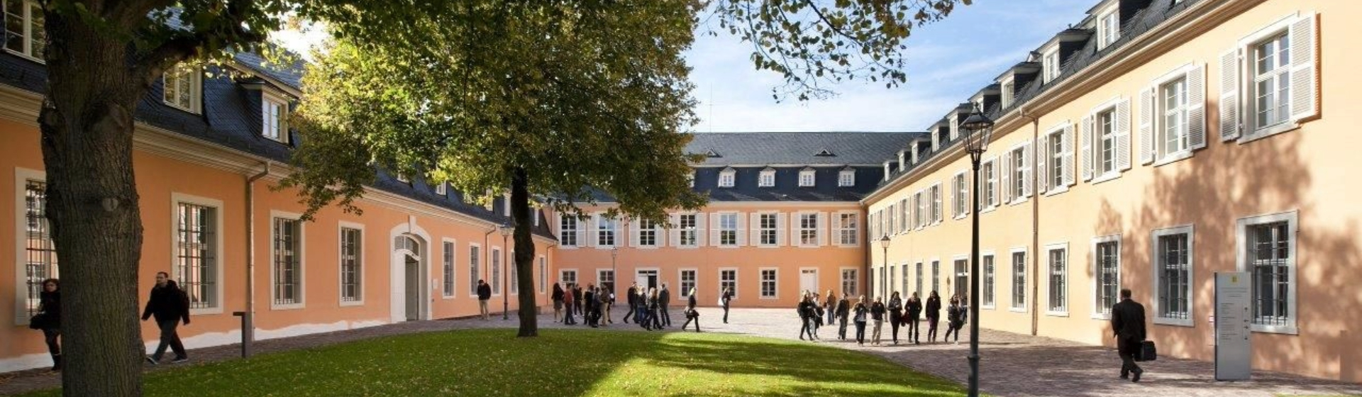 Das Bild zeigt den Innenhof der Hochschule am Studienort Schwetzigen