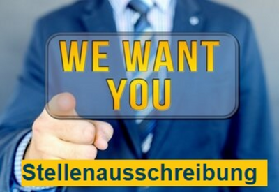 Bild zeigt einen Mann der mit dem Finder auf ein Schild mit der Aufschrift 